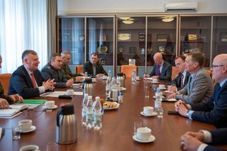 Wiceminister Bejda rozmawia z RTX o produkcji Patriotów i pocisków FA-50 w kraju