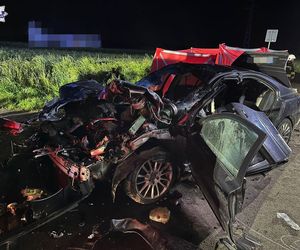 Dwie osoby zginęły na miejscu. Volvo zderzyło się z szambiarką